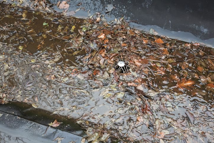 Verstopte afvoeren op een plat bitumen dak