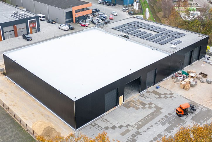 PVC dakbedekking aangebracht op bedrijfspand